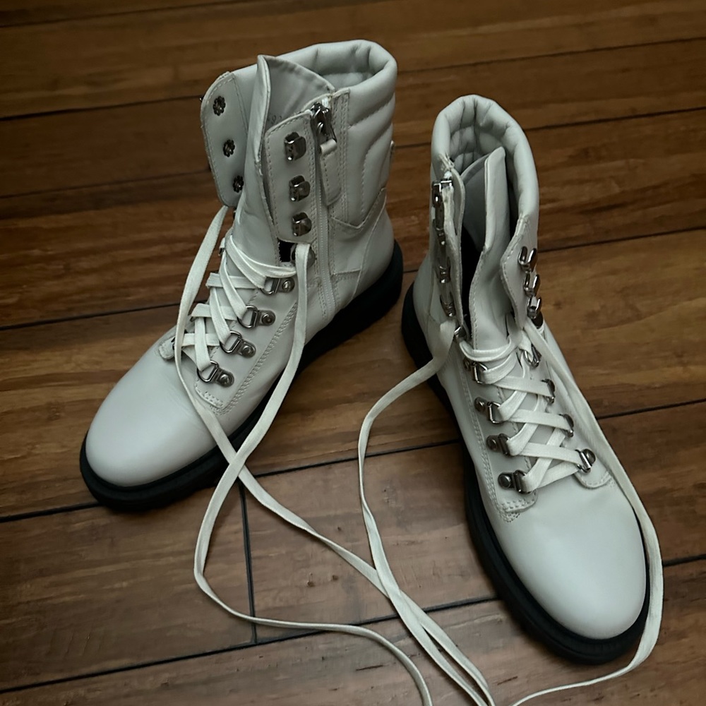 Aquatalia
LEATHER ANKLE BOOTS